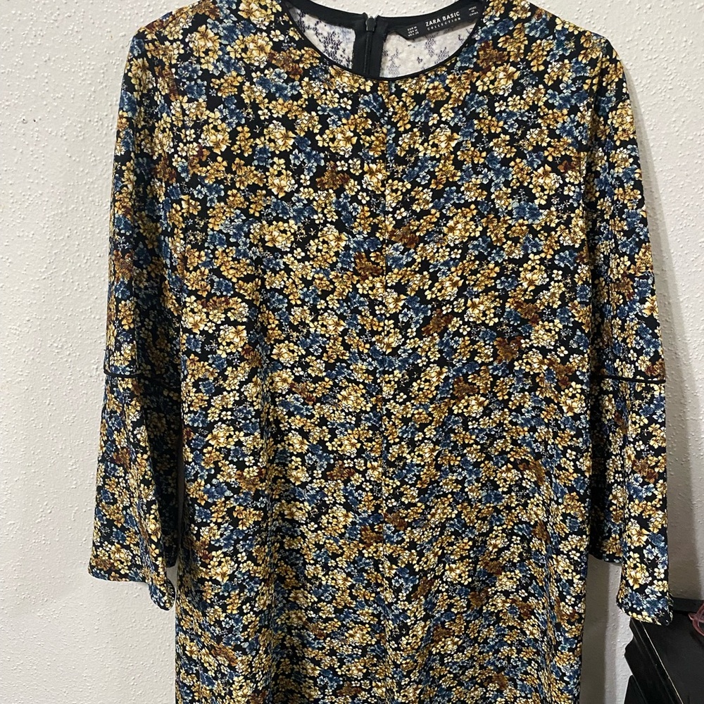 Zara dress 
Color: Blue and yellow with flowers
Size: Medium